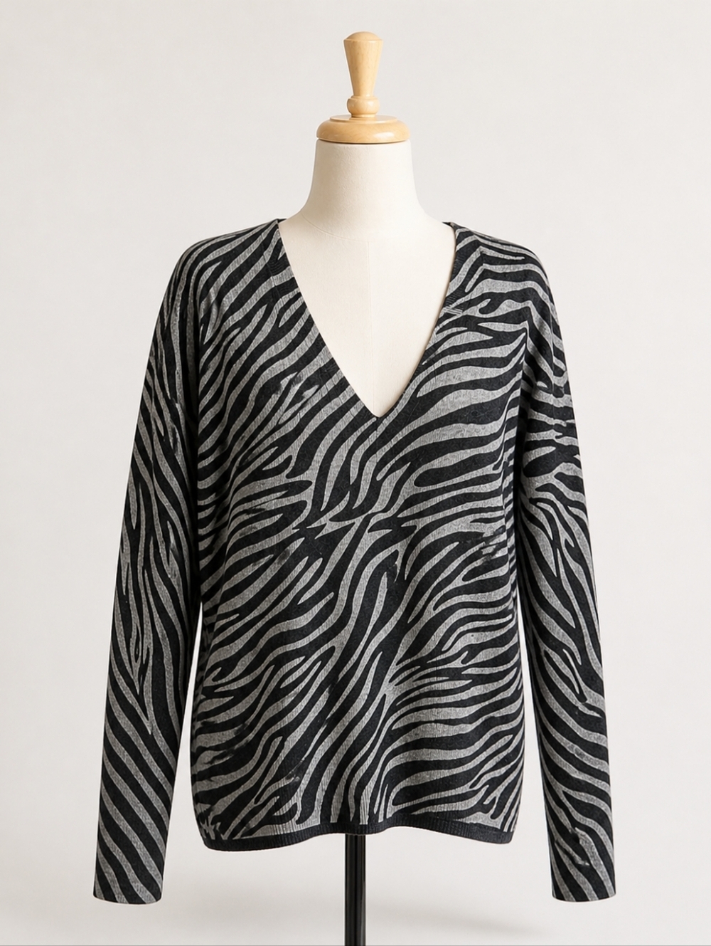 Bailey 44 Zebra Print Size Large Sweater V-neck Hi Low Hem Charcoal Grey
